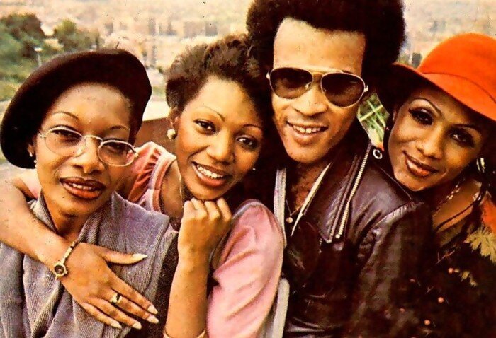  Золотой состав легендарной группы Boney M! "Звездным" стал не самый первый, а второй состав "Boney M". Вскоре после создания группы одна из ее участниц (Клаудиа Бэрри) предпочла уйти, а ее место заняла Лиз Митчелл. 