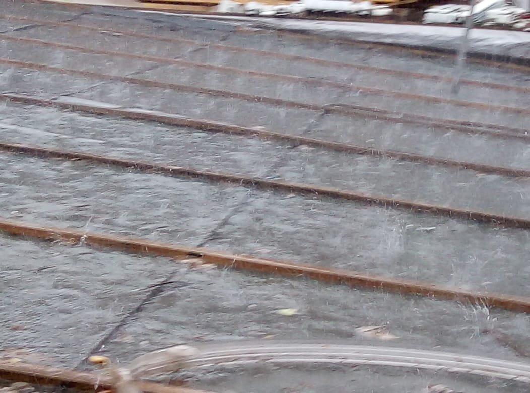 Ливень по крышей дома