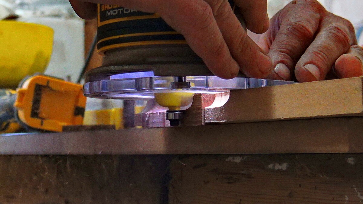 Процесс фрезерования выемки под пальцы