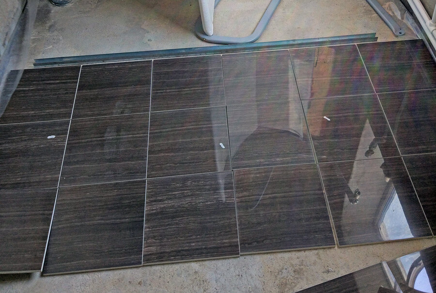 Полоски на плитке расположил поперек. Тоже не очень..