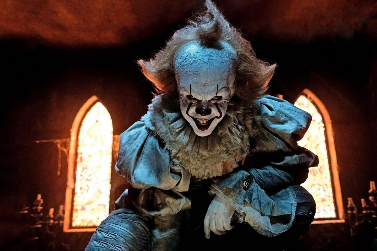 Когда в городке Дерри штата Мэн начинают пропадать дети, несколько ребят сталкиваются со своими величайшими страхами - не только с группой школьных хулиганов, но со злобным клоуном Пеннивайзом, чьи проявления жестокости и список жертв уходят в глубь веков.