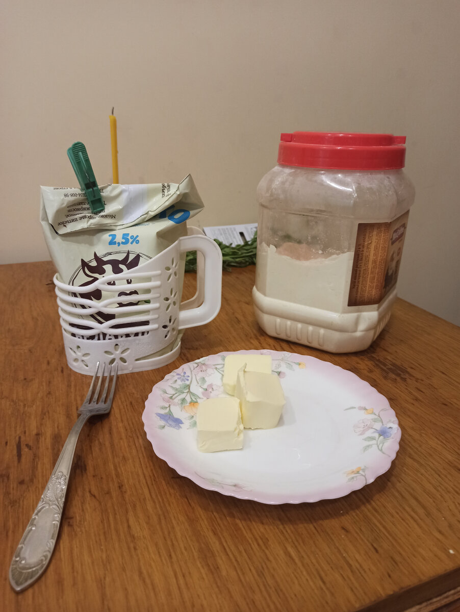 Необходимые ингредиенты: сливочное масло, мука и молоко. Из специй я использовал абхазскую соль - специальную смесь приправ на основе поваренной соли. Можно также добавить в соус молотый чёрный перец, молотый белый перец, мускатный орех и тёртый чеснок.