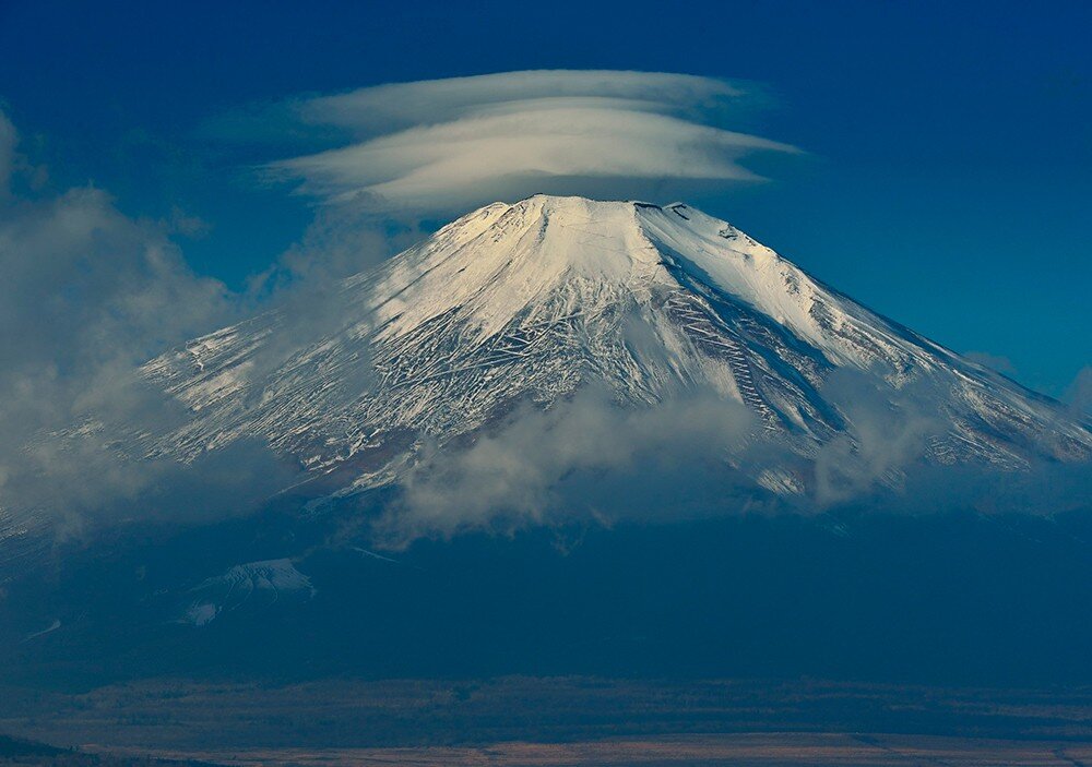 Вулкан Фудзияма в Японии. Гора Фудзи это вулкан. Линзообразное облако, гора Фудзи, Япония. Гора в Японии Фудзияма облака. Фудзияма извержение
