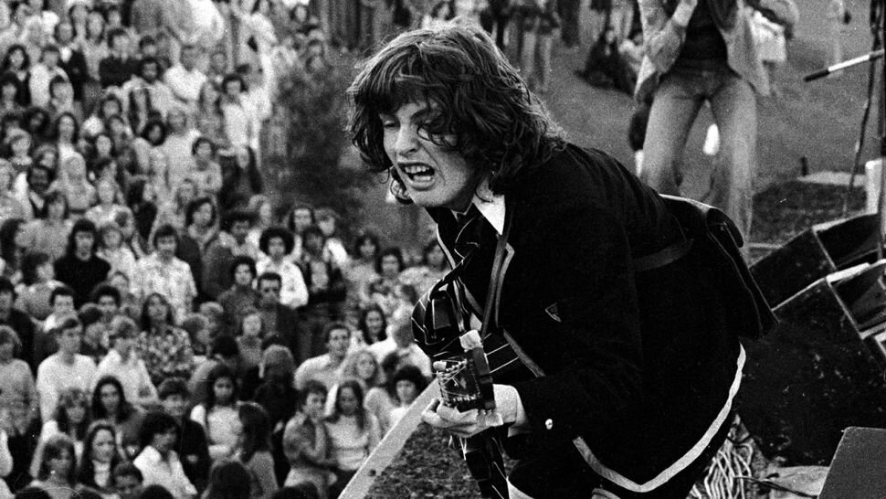 Ангус Янг образца 1975 года