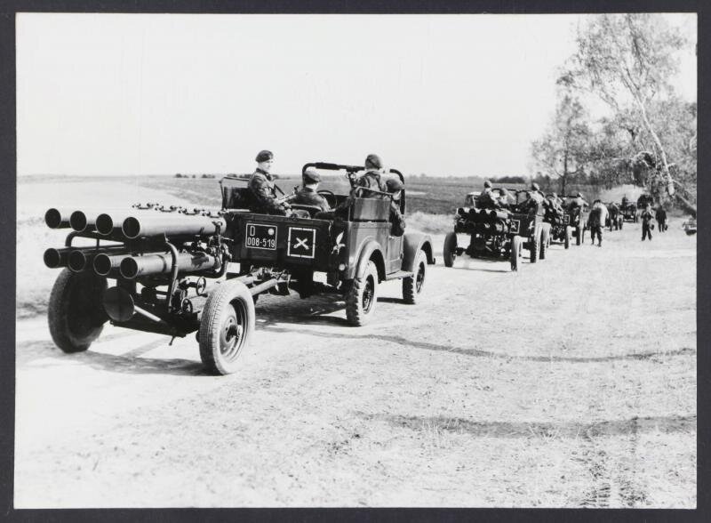 Реактивная батарея из состава воздушно-десантной дивизии польской армии, вооружённая 140-мм РСЗО WP-8, на учениях; середина 80-х гг.