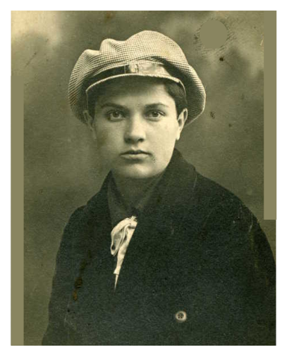 Эмансипированная барышня в стиле комиссарши. Фото начала 1920 гг.Фото: Коллекция О.А. Хорошиловой . Из открытых источников