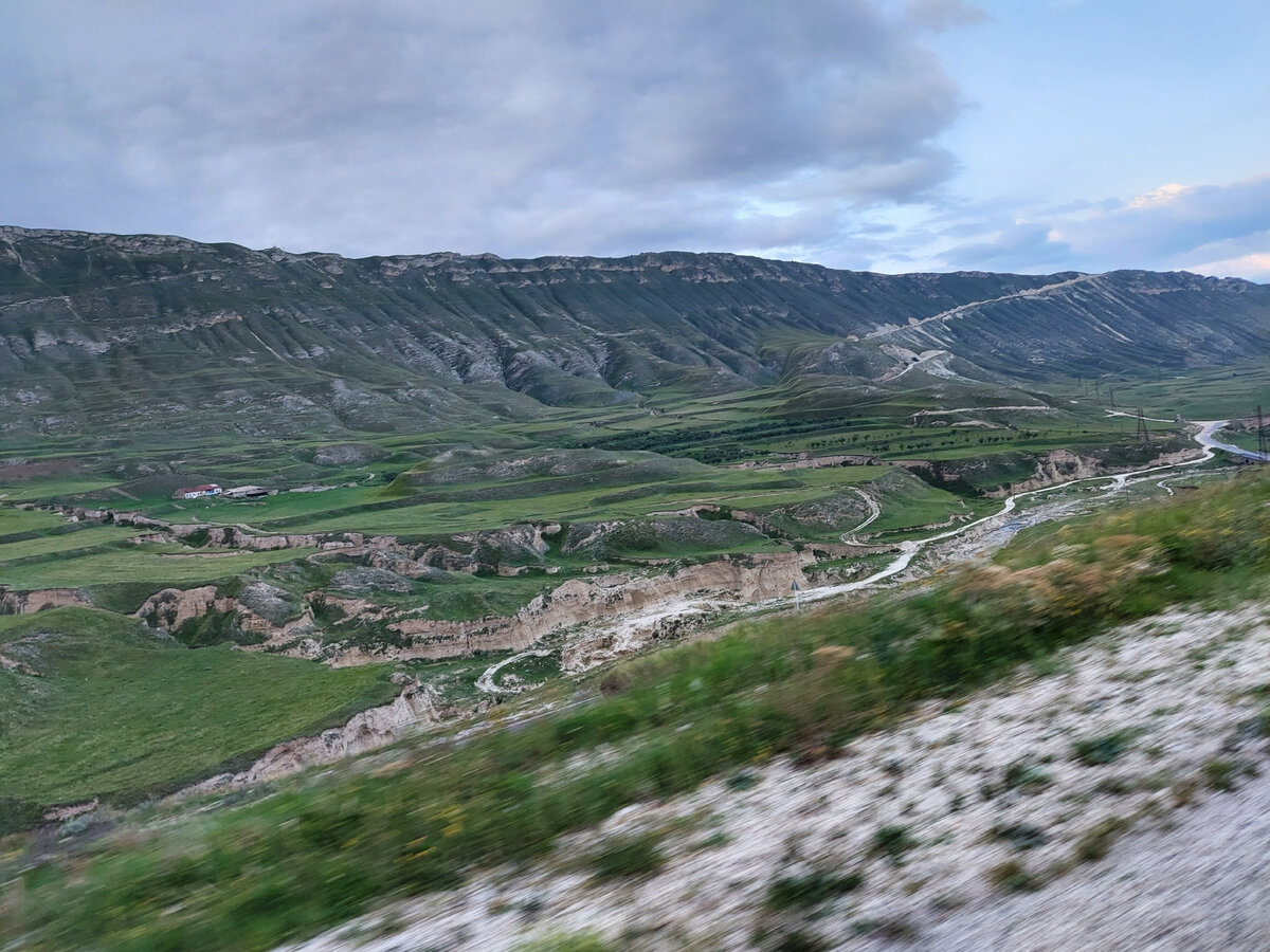 Опасно ли ехать в Дагестан. Когда лучше ехать в Дагестан в горы. Фото БМВ В горах Дагестана.