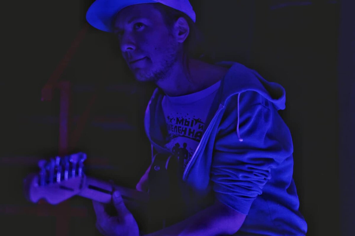 Я открыт к предложениям, поиграть где нибудь на мероприятиях, устроить что нибудь творческое, или если вам нужна консультация в музыке или уроки. 