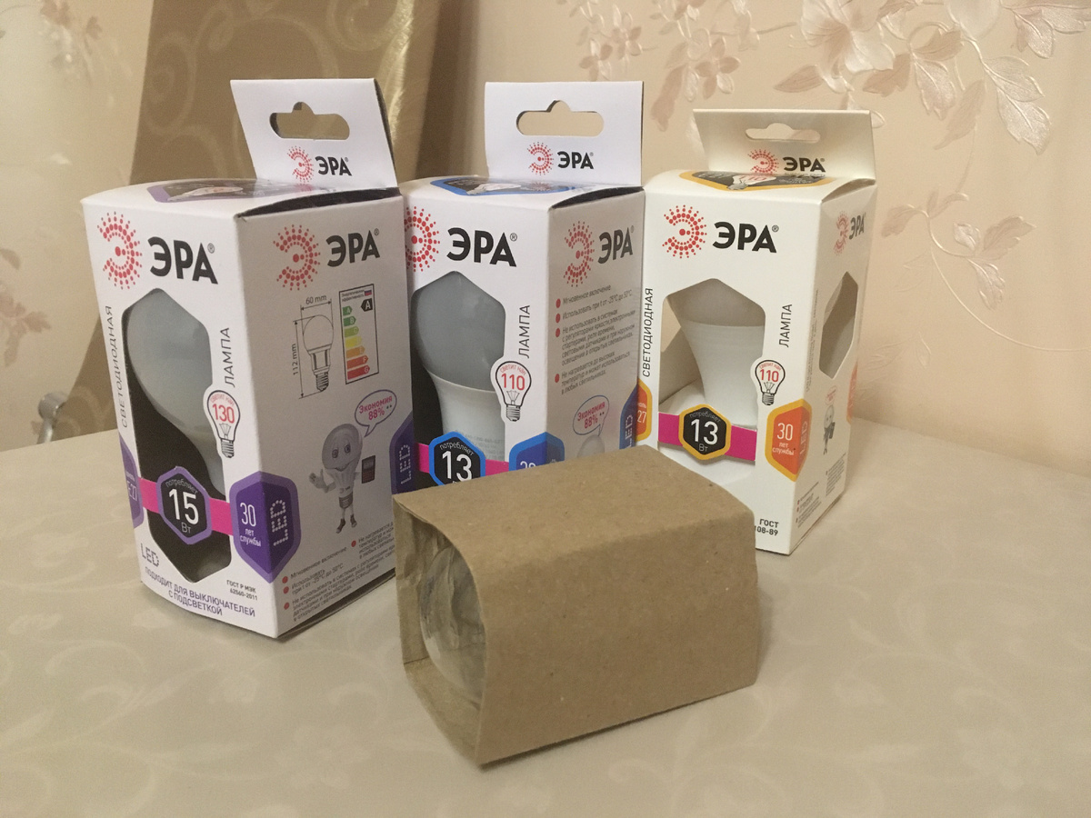 Слева направо холодный, нейтральный, теплый свет. Бонус - лампа накаливания.