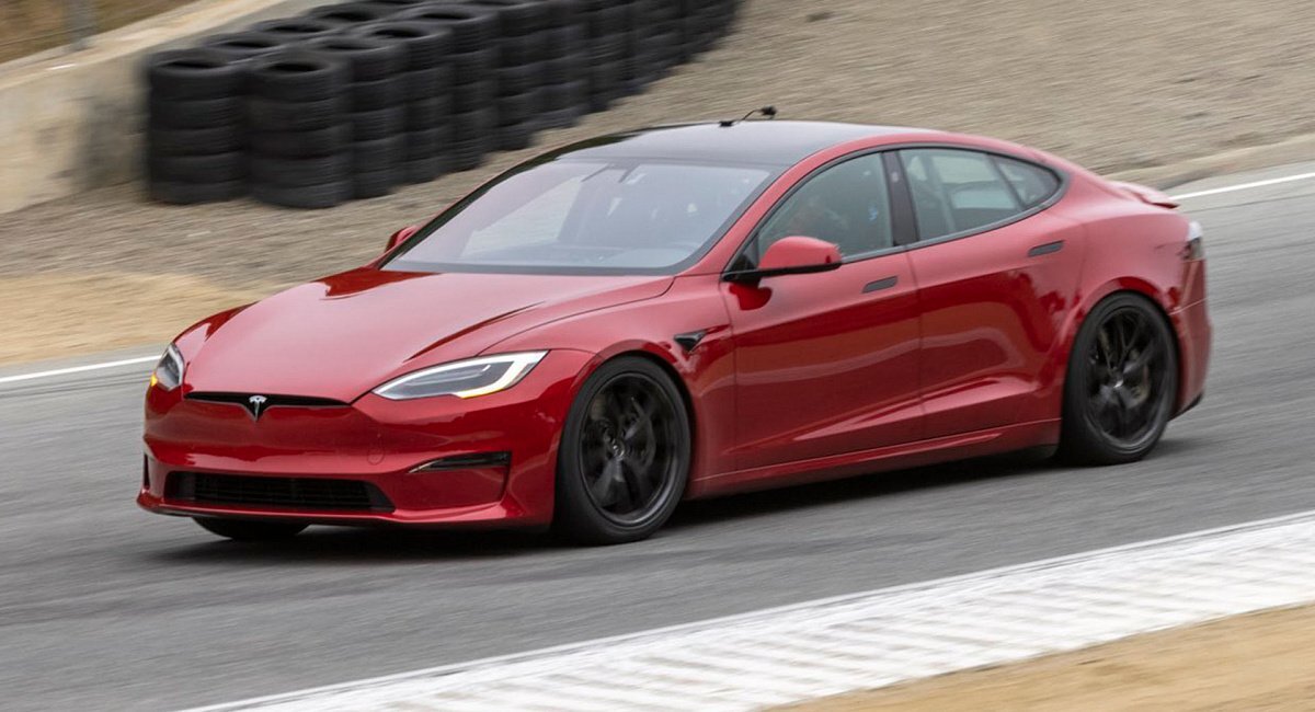 Tesla Model S Plaid проходит круг на Нюрбургринге