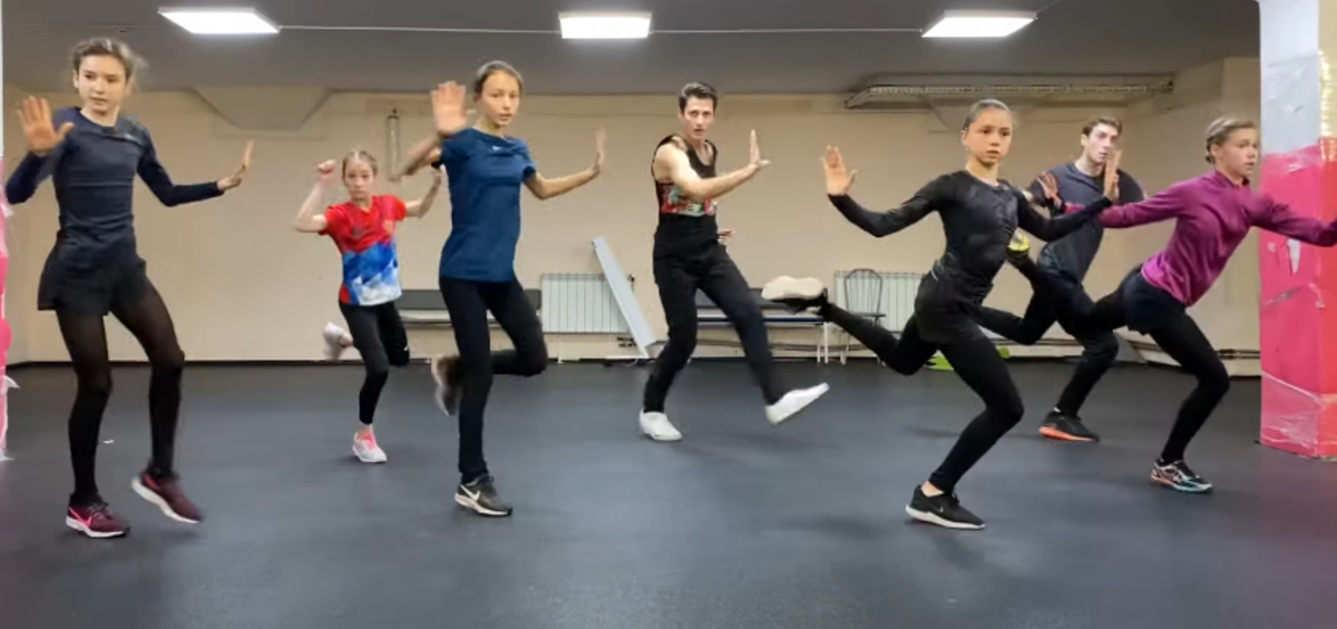 Team_tutberidze  на занятии хореографией с Алексеем Железняковым. 