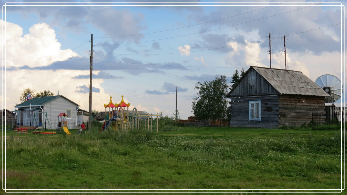 Администрация, детская площадка, краеведческий музей в Старотуруханске