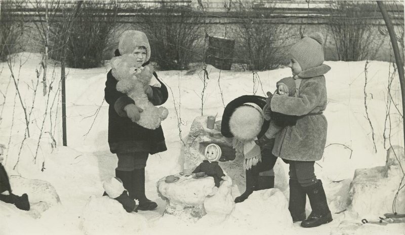 На прогулке, 1970-е годы. Источник фото: russiainphoto.ru