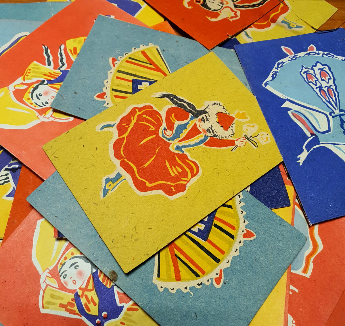 Новогодние флажки (гирлянда) с танцами дружеских народов