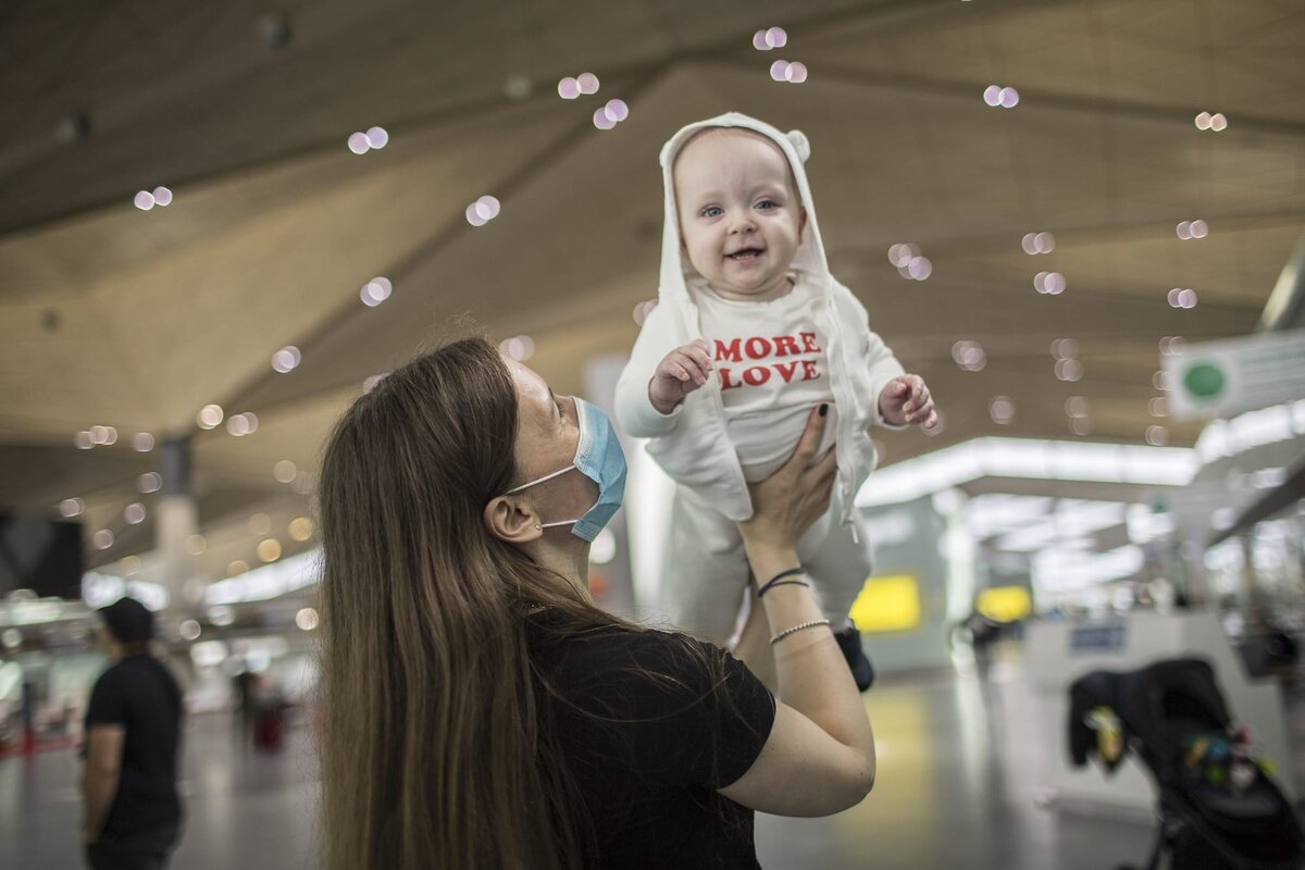 Подопечная фонда Вера Ткаченко с мамой в аэропорту Пулково. Фото: Ольга Карпушина для свет.дети