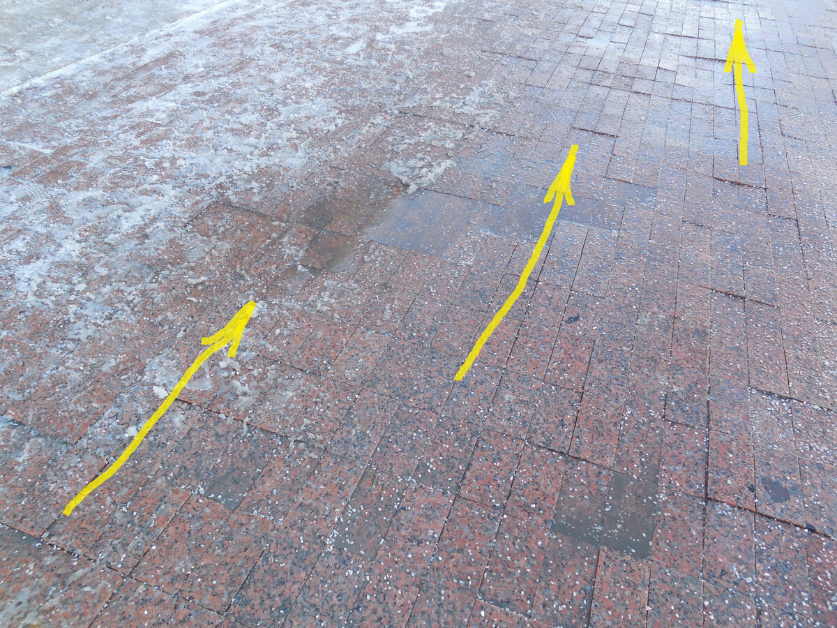 Плитка уложена неправильно, без учёта направления движения пешеходов. И другие "косяки" видны отлично. Частично дорога осела, фрагменты мощения "провалились". А ведь замощено тут не так давно и выглядело вполне прилично (см. следующее фото). Не удивлюсь, что весной начнут переделывать!