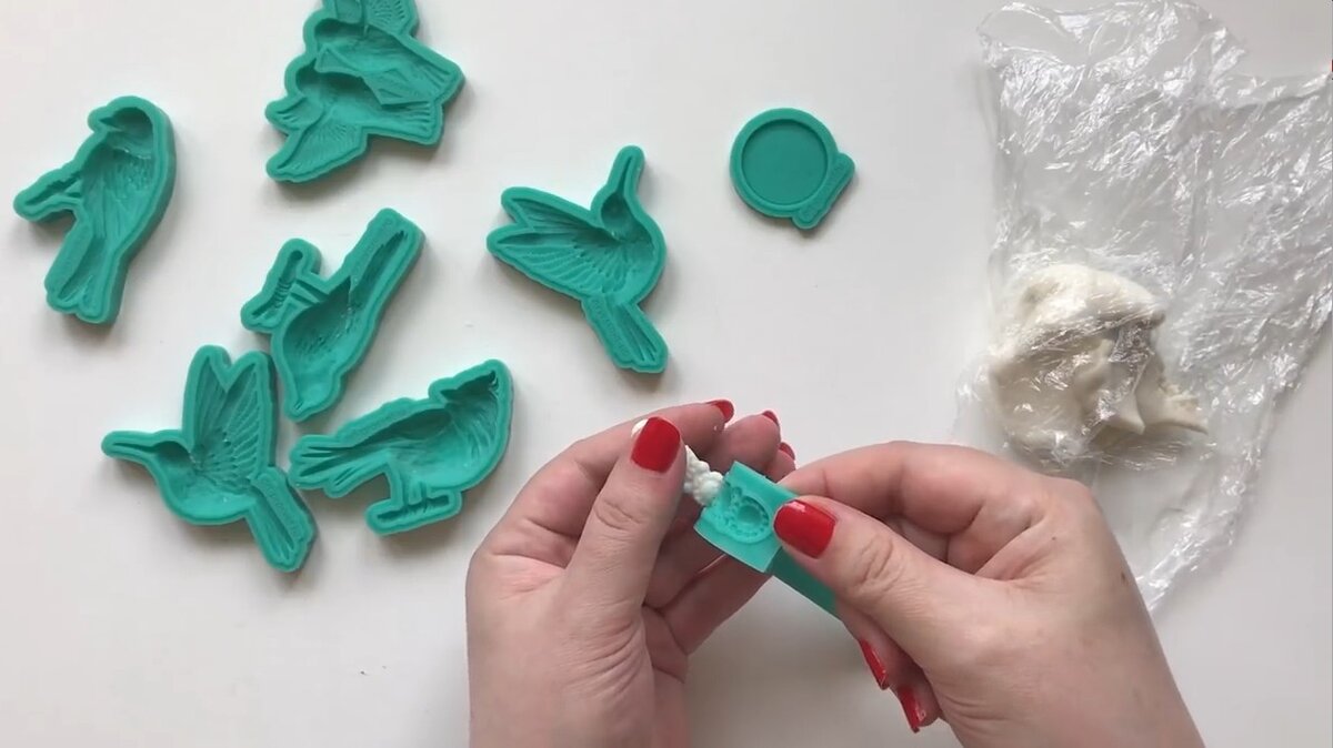 Достаю изделие из молда и оно сохнет на воздухе, листайте вправо