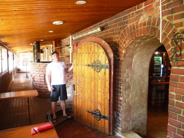  8 января 2012 г. Уже и 2012 год, а бар в Кладовой башне всё живёт. Присмотримся к нему пристальней. У входа видим различные финтифлюшки. Особенно к месту пара урн.-11