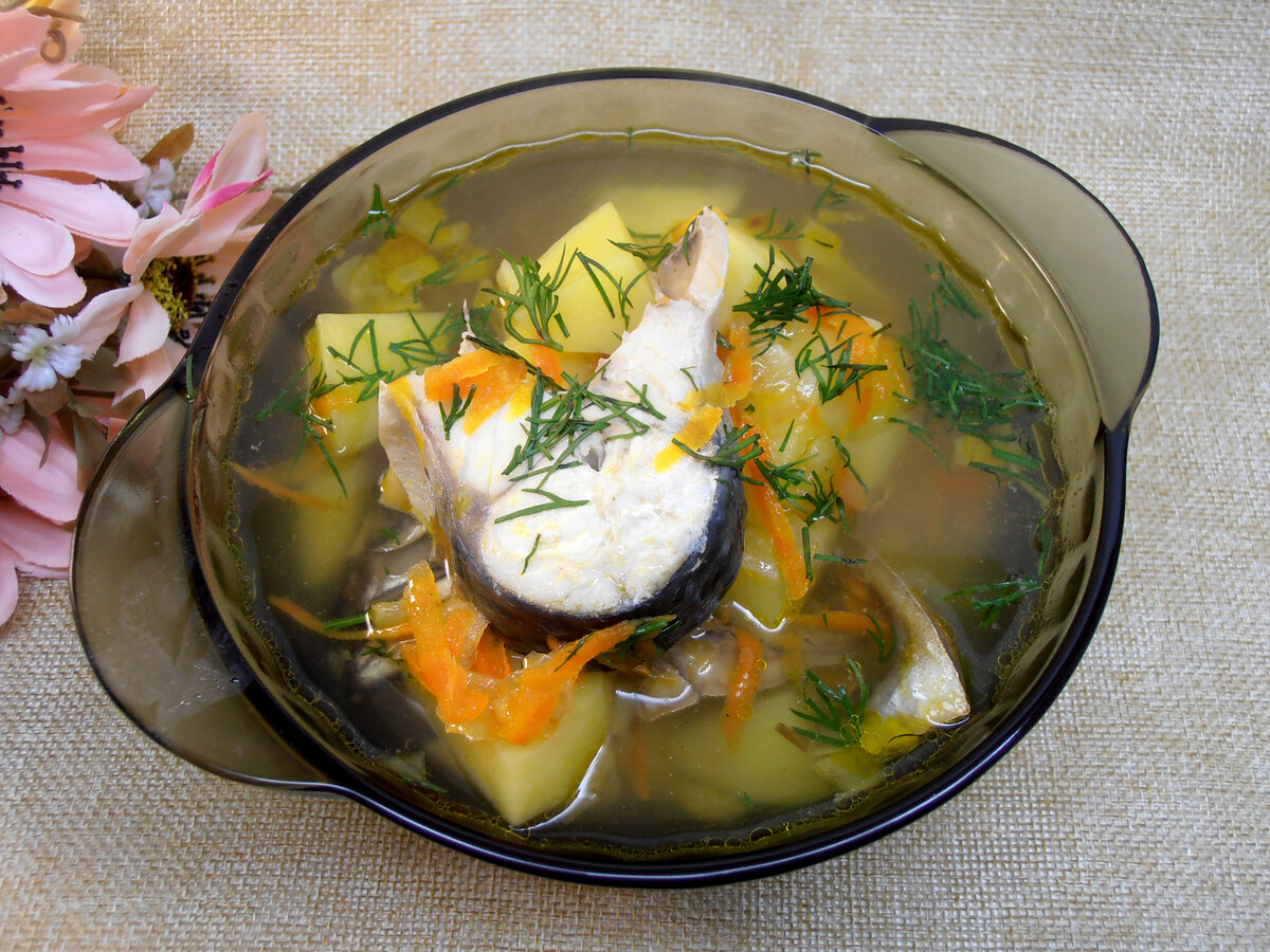 Рецепт супа из скумбрии в масле. Рыбный суп. Суп сытный рыбный. Рыбный суп из скумбрии. Ароматный рыбный суп Геншин.