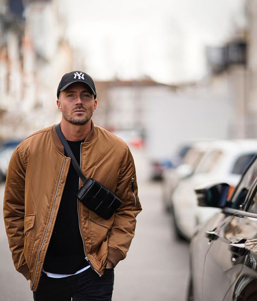 Бомбер любой образ делает более динамичным. Фото из открытых источников