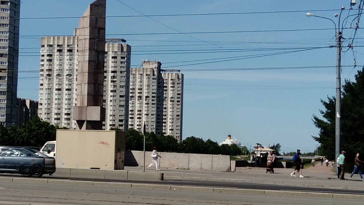 Когда-то и сюда заходили корабли. Видите большие трубы теплохода нал зеленью за домами? Приходите в телегу, там будет много интересного, в том числе кораблей, обещаю). Ваш Скорпион