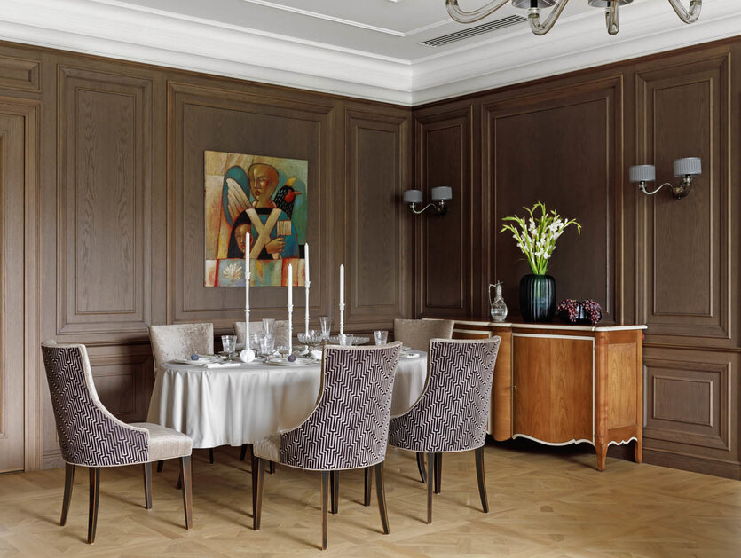 Зона столовой. За раздвижным обеденным столом и в зоне отдыха с диваном и креслами, произведёнными на фабрике AMfurniture Group, может разместиться достаточное количество гостей.Зона столовой. За раздвижным обеденным столом и в зоне отдыха с диваном и креслами, произведёнными на фабрике AMfurniture Group, может разместиться достаточное количество гостей.