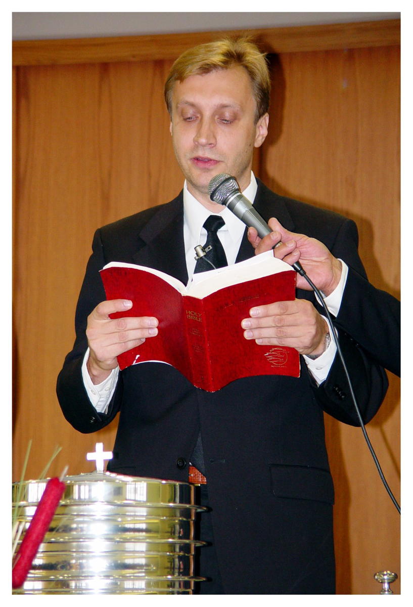 Ваш покорный слуга совершает с церковью Вечерю Господню - причастие. Просто, как во времена апостолов.