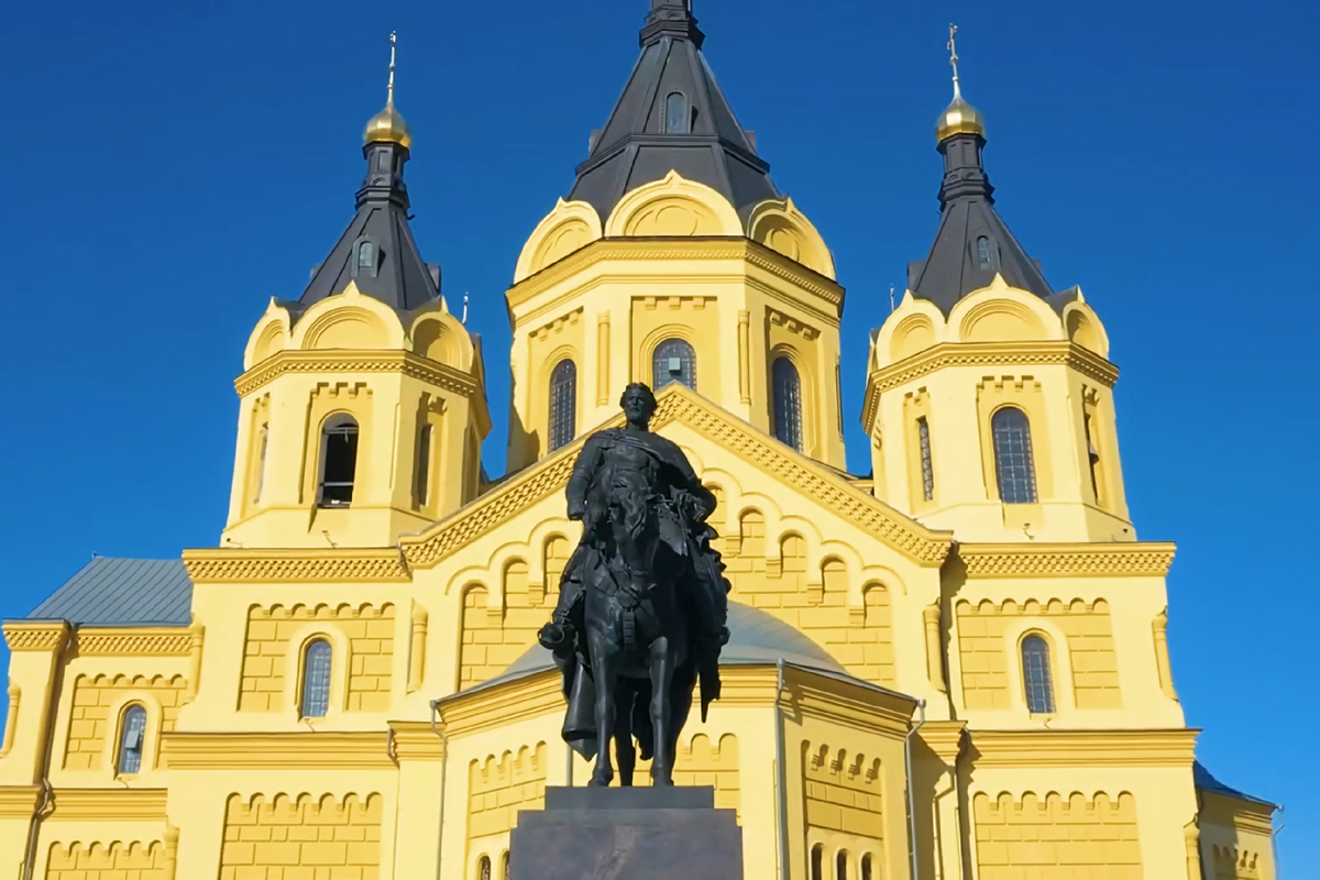 Памятник Александру Невскому на фоне собора имени Александра Невского