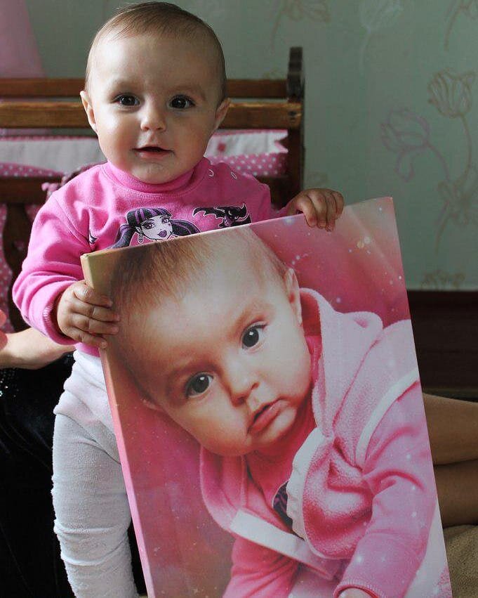 Здравствуйте. 💫Стоимость картины зависит от размера, выбранной рамки, количества лиц в сюжете, а также от того, будет ли картина прописана 👩‍🎨масляными красками или напечатана на холсте с покрытие защитным лаком. Картина может стоить в пределах от 2000р до 7000-15000р и выше.💰

Цены можно узнать на нашем сайте по ссылке: https://karttina.ru/?utm_source=eg354 - там есть калькулятор с возможностью задать размеры, вид работы и выбор рамки (рамок у нас больше чем на сайте, отправляем по эл.почте).📧

Сроки будут зависеть так же от размеров картины и будет ли картина дополнительно 🎨прописана маслом или печать? Сроки в диапазоне от 3 дней до 2 недель, всегда стараемся подстроиться под клиента по срокам.

Оплата у нас при получении после осмотра картины - работаем без предоплаты. ✈Доставка бесплатная по России при заказе от 3000р.
Согласование на всех этапах по Эл.почте, ВотсАпп, Vk и в других мессенджерах.
