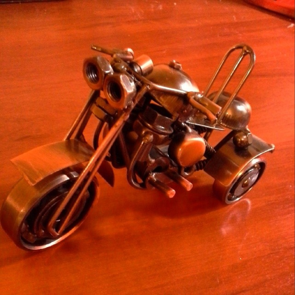 Сваренный мотоцикл из металлического хлама