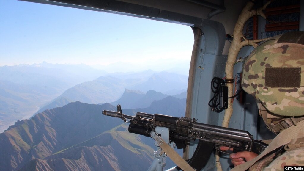 Контроль за ситуацией на таджикско-афганской границе с вертолета. Архивное фото