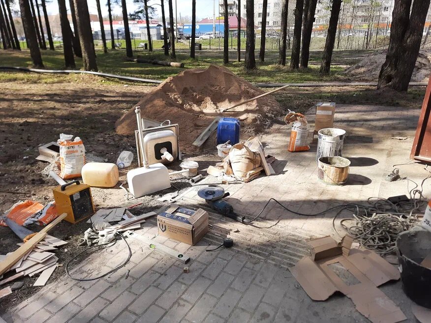 Вот то, что мы первым делом увидели при входе в парк 7 мая 2022 года.