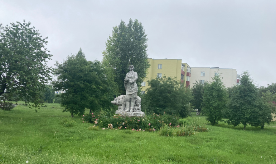 Фото автора. Памятник работникам сельского хозяйства в Курской области.