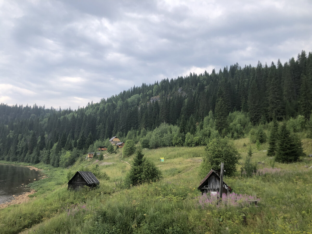 Поселок Усьва тоже находится в живописном месте. Но мы мало внимания уделили ему.