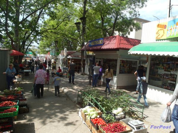 Из открытых источников. Вид на торговлю в сквере