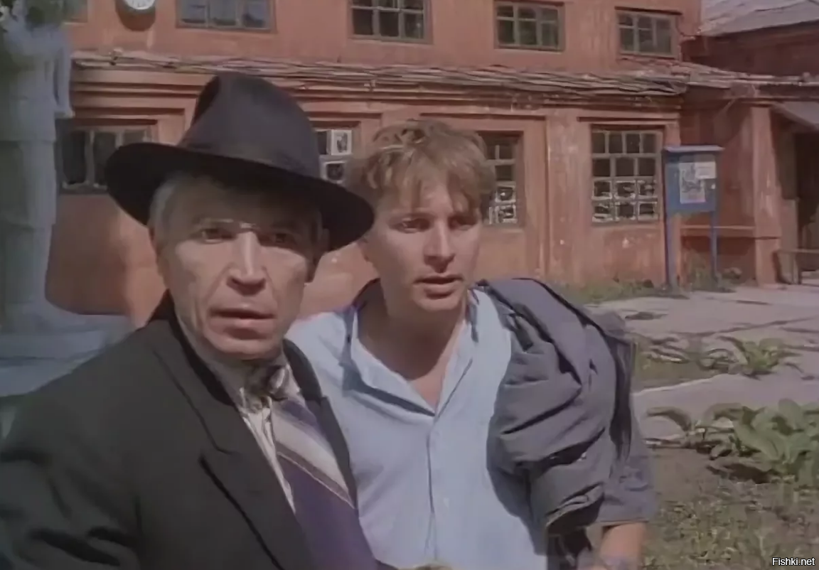 Иван Бортник (Немчинов) и Сергей Колтаков (Пшеничный) в фильме "Зеркало для героя". 