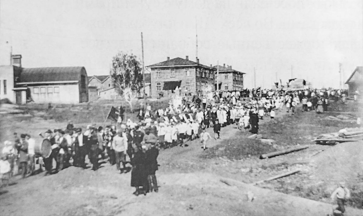 Демонстрация на улице Центральная Кемрудника (ныне ул. Суворова), слева знаменитая баня на Трубной, 1930-е. Фото: книга "Кемеровский рудник. 100 лет перемен...", 2009 год.  