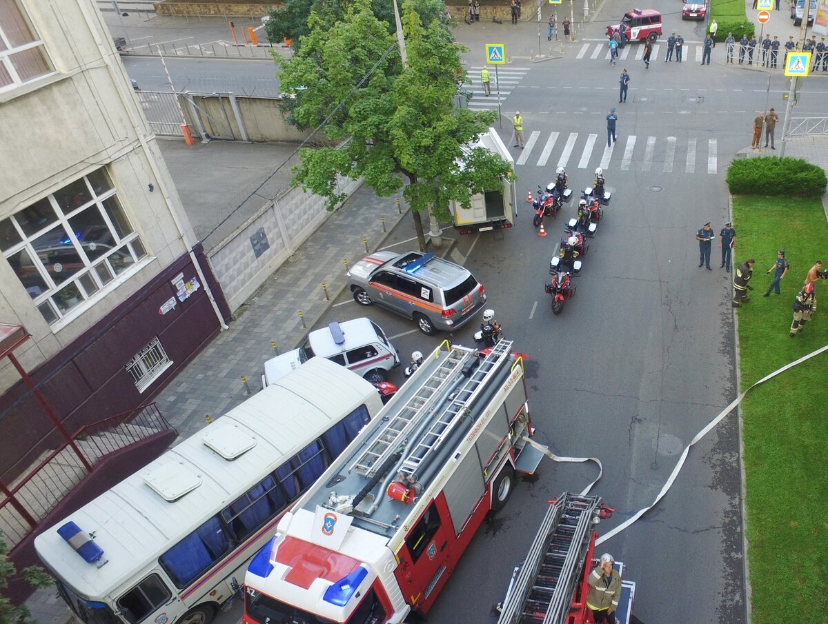 Краснодар сегодня сейчас. Пожарные Краснодара. Пожар в Краснодаре. Пожар в торговом центре «Адмирал». Торговый центр Синдика пожар.