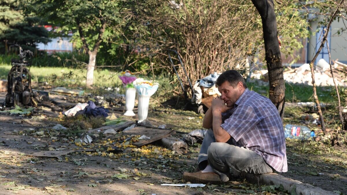    Мужчина на месте гибели родственника в Горловке, подвергшейся ракетно-минометному обстрелу.© РИА Новости / Михаил Воскресенский