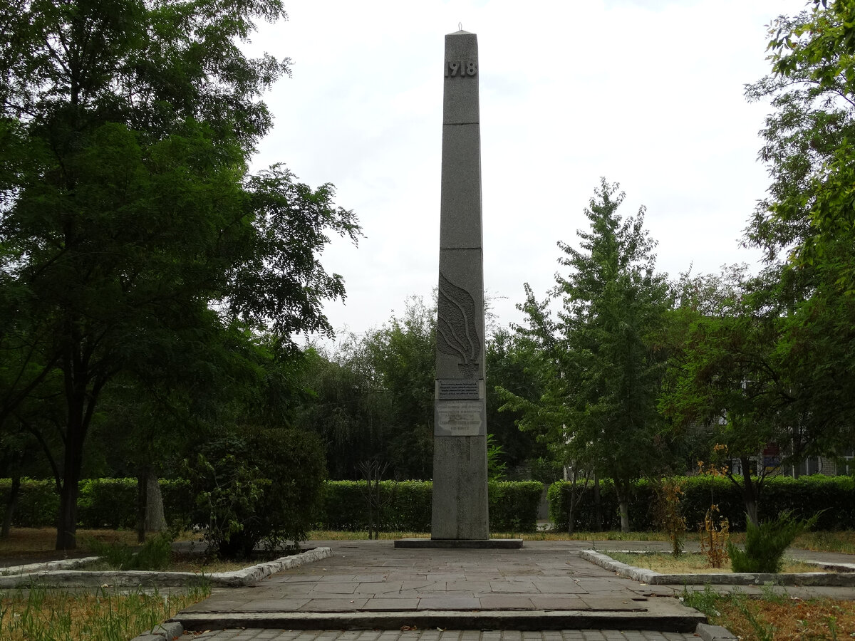 Монумент павшим в боях за Калач во время Гражданской войны. Листайте галерею. Там есть ещё фото