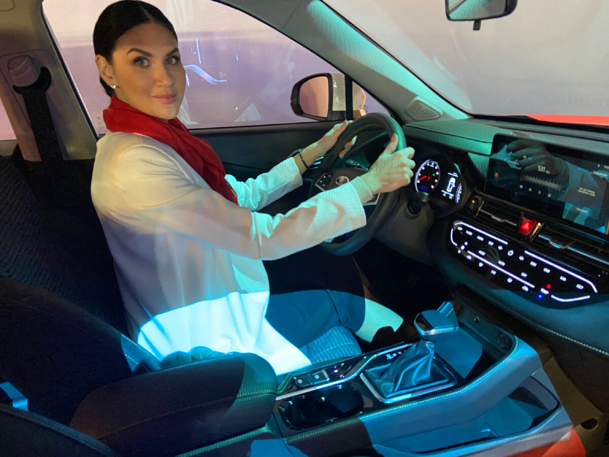 Вот сидит за рулем Москвича 3 простая русская красавица, и даже не верится, то есть что красавиц у нас много - это все знают, но кроссовер Москвич 3 - это действительно новость. И правда с ней возникает много вопросов, которые на пресс- конференции задать не дали. Но может и правильно, не будем пока отвлекаться от автомобиля. 