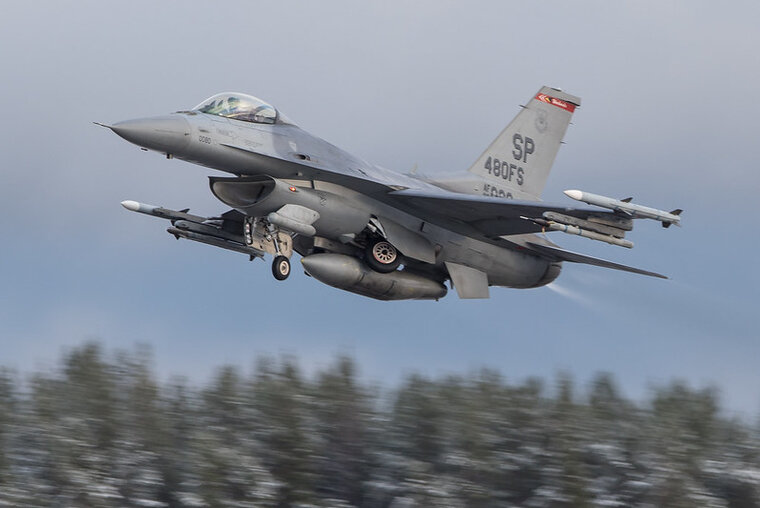    Ведущий Fox News Карлсон раскритиковал сенатора Грэма за требование передать F-16 Украине