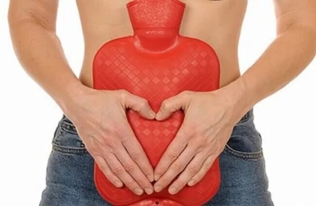  Острый  цистит появляется обычно в остром периоде гонореи, но иногда он  присоединяется к хронической гонорее спустя долгое время после  заражения. Часто гонорейный цистит характеризуется значительным  молочно-белым помутнением и длительной кислой реакцией мочи; иногда при  цистите наступают более или менее сильные кровотечения. Течение  заболевания обычно острое, в хронической форме он протекает довольно  редко.