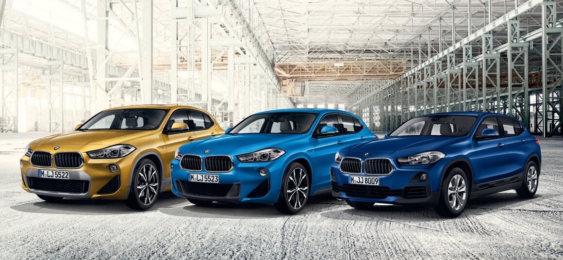 Справа - BMW X2, в центре - X2 M SPORT, слева - X2 M SPORT X