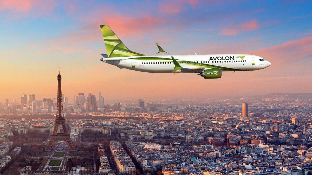 Boeing 737 MAX 8 в виртуальной ливрее Avolon.
Летящий над Парижем самолёт — распространённый шаблон американского производителя, сделанный к июньскому авиашоу в Ле-Бурже этого года