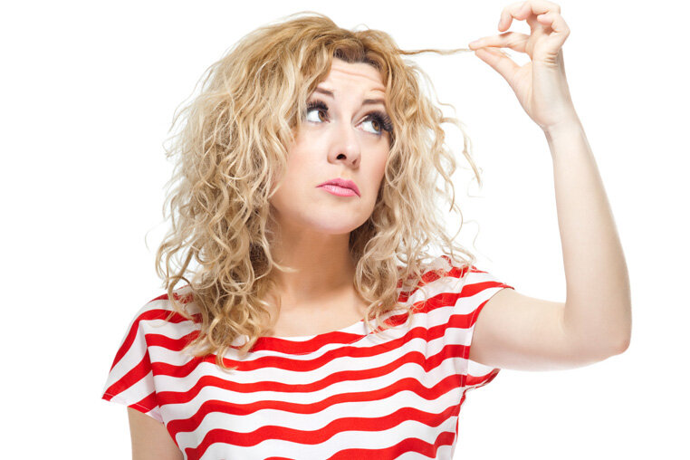 Волосы средней длины позволяют делать самые разные завивки от естественных волн до упругих кудрей