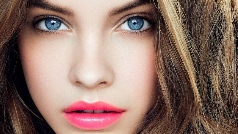 Голубоглазым красавицам стилисты  советуют подбирать нежные и светлые тона. Вам не понадобится большое  количество косметики. Достаточно иметь тональное средство, тени для век  двух гармонирующих оттенков, карандаш для век серебристого, белого,  серо-голубого или коричневого оттенка, тушь, розовый, персиковый либо  нежно-коралловый блеск для губ. Вместо блеска можно взять помаду с  легкой текстурой. Идеальный макияж для голубых глаз выполнить не трудно,  если учитывать несколько правил.
 
 