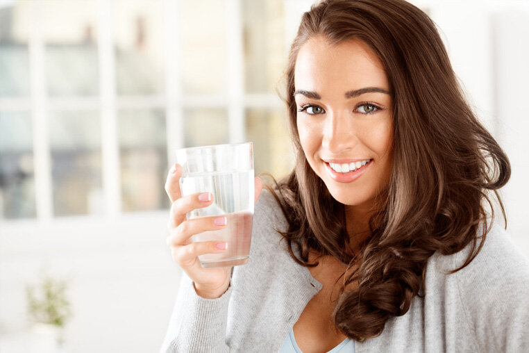 За 20 минут до еды выпивайте 1–2 стакана минеральной воды. Такая хитрость поможет уменьшить объем желудка и размеры порции.