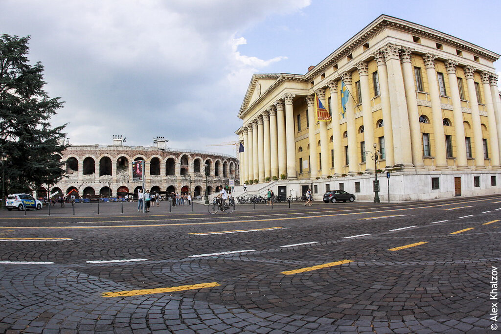  Справа Palazzo Barbieri, а слева...
 