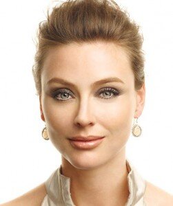 Кроме того, лазерная наноперфорация поможет вам избавиться от растяжек. Растяжки – это  атрофические рубцы, то есть участки кожи без соответствующего питания, кровоснабжения. Они истощены и оттого имеют дряблую патологическую структуру.